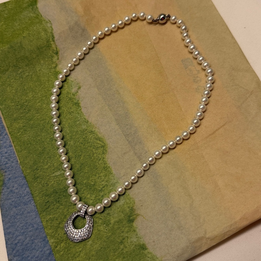 Elegant Pearl Necklace with Diamond Pendant